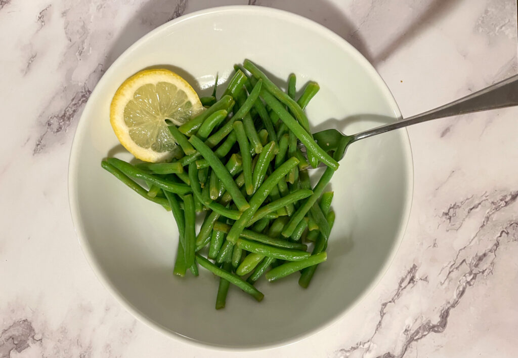 green beans with fresh lemon served in a bowl