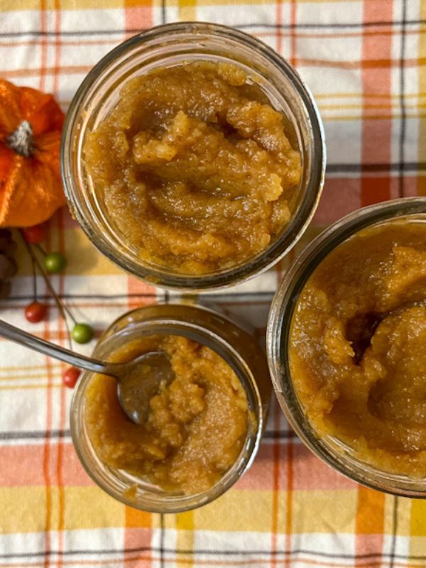 Pumpkin spice applesauce in 3 different mason jars