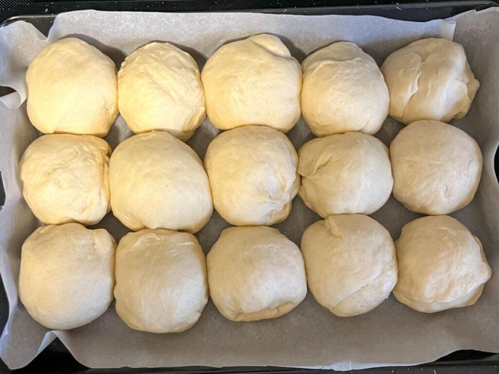 dinner rolls after the second rise