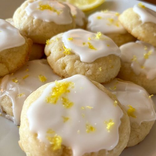 A plate full of lemon cookies without eggs