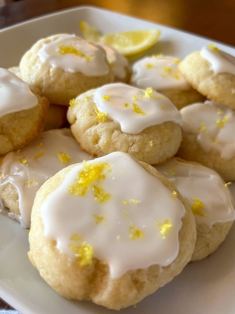 A plate full of lemon cookies without eggs
