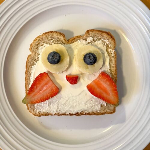Toast decorated with an owl face