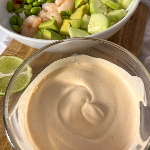 creamy sriracha sauce in a bowl