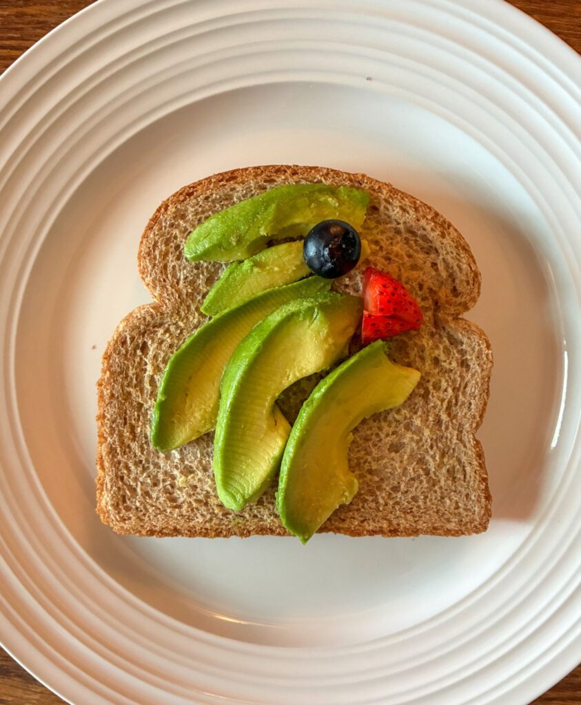 Bread with a parrot face made out of food on it