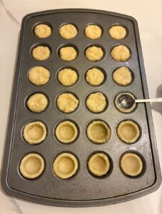 how to create a well in an eggless sugar cookie fruit tart